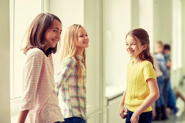 Группа улыбающихся школьников в коридоре — стоковое фото