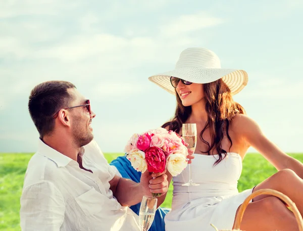Sorridente coppia bere champagne su picnic — Foto Stock