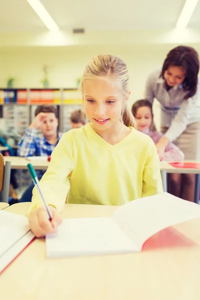 Gruppe von Schulkindern schreibt Test im Klassenzimmer — Stockfoto