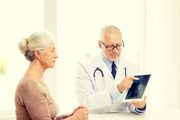 Mujer mayor y médico con tableta pc — Foto de Stock