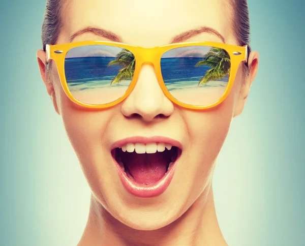 Amazed girl in shades — Stock Photo, Image