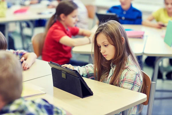 Skolbarnen med TabletPC i klassrummet — Stockfoto