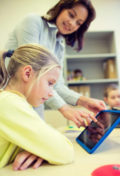 Niña con el profesor y la tableta PC en la escuela — Foto de Stock