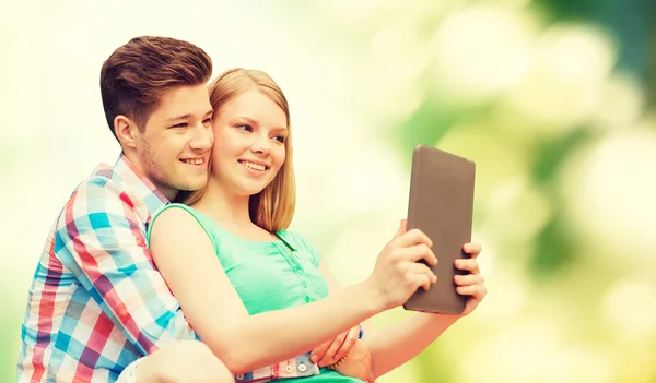 Pareja con la tableta pc tomando selfie sobre verde —  Fotos de Stock