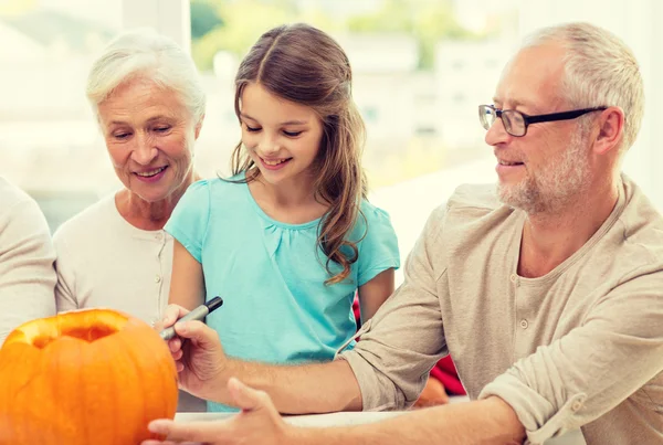 Lycklig familj sitter med pumpor hemma — Stockfoto