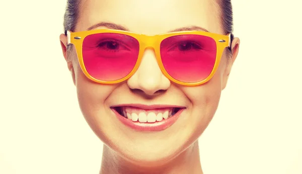 Adolescente sonriente en gafas de sol rosadas — Foto de Stock