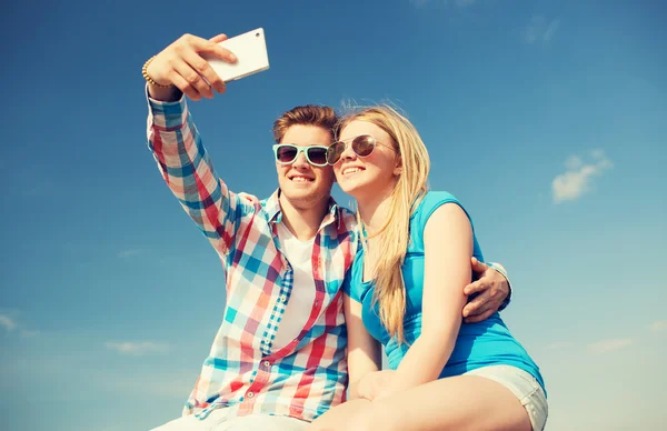 Sorrindo casal se divertindo ao ar livre — Fotografia de Stock