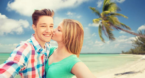 Felice coppia prendendo selfie sulla spiaggia tropicale — Foto Stock