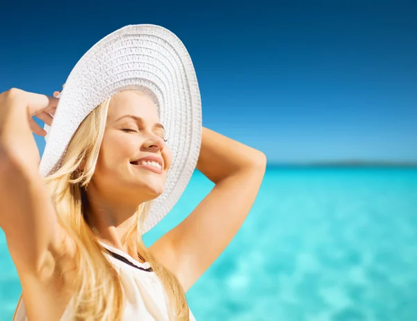 Schöne Frau genießt den Sommer im Freien — Stockfoto