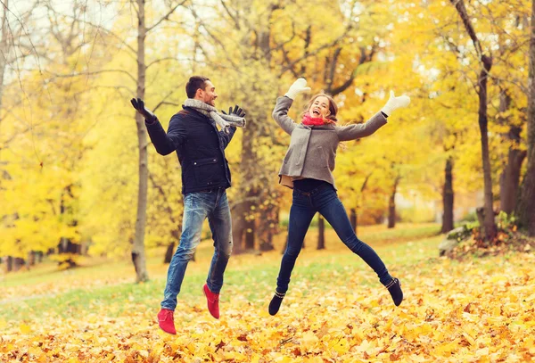 Улыбающаяся пара веселится в осеннем парке — стоковое фото