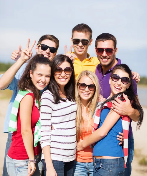 Gruppe glücklicher Freunde amüsiert sich am Strand — Stockfoto