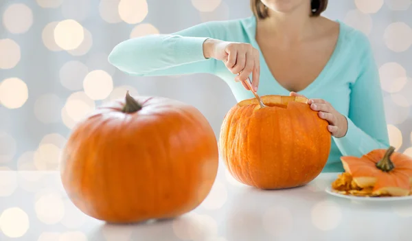 Nahaufnahme einer Frau, die Kürbisse für Halloween schnitzt — Stockfoto