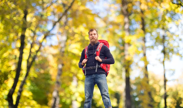 Turista con barba y mochila levantando las manos — Foto de Stock