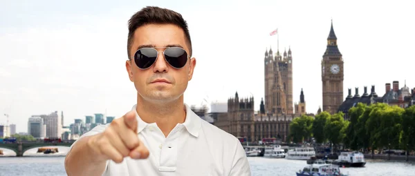 Hombre con gafas de sol apuntándote con el dedo — Foto de Stock