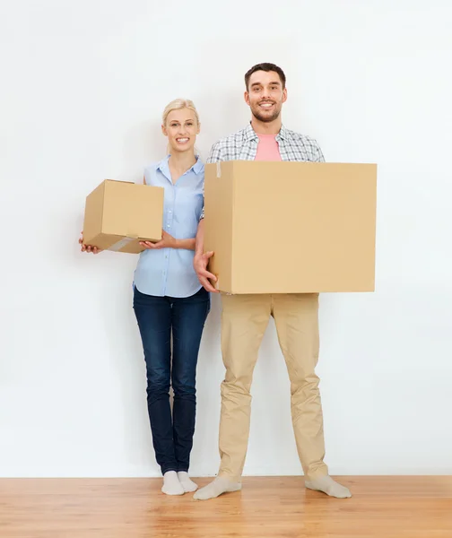 Casal com caixas de papelão se mudando para nova casa — Fotografia de Stock