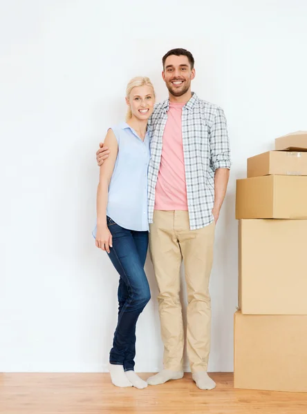 Casal com caixas de papelão se mudando para nova casa — Fotografia de Stock