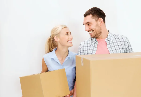 Couple with cardboard boxes moving to new home — Stock Photo, Image