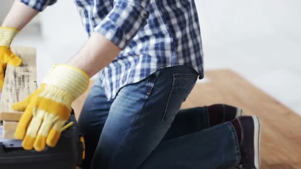 Primer plano del hombre clavo de martilleo a tablero de madera — Vídeos de Stock