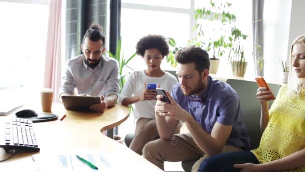 Equipo de negocios con teléfonos inteligentes y tableta PC — Vídeo de stock