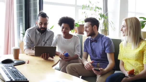 Decisão erradasquadra di affari con smartphone e tablet pcWirtschaft, Menschen, Technik und Team arbeiten Konzept - Nahaufnahme von kreativ-Team mit Smartphones und tablet-pc-Computer sitzend am Tisch im Büro — Stockvideo