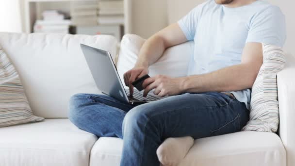 Close up de homem com laptop e cartão de crédito — Vídeo de Stock