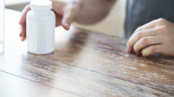 Primo piano dell'uomo con olio di pesce capsule vaso — Video Stock