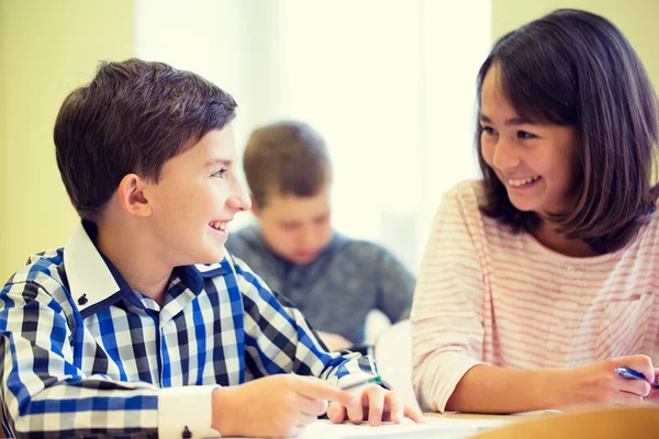 Groep van school-kids schrijven test in klas — Stockfoto