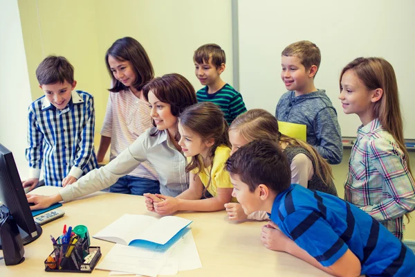 Ομάδα παιδιών με δάσκαλο και υπολογιστή στο σχολείο — Φωτογραφία Αρχείου