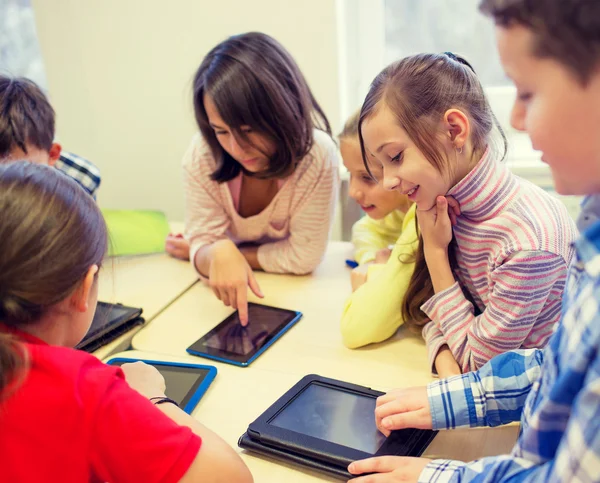集团的学校与平板电脑在教室里的孩子们 — 图库照片
