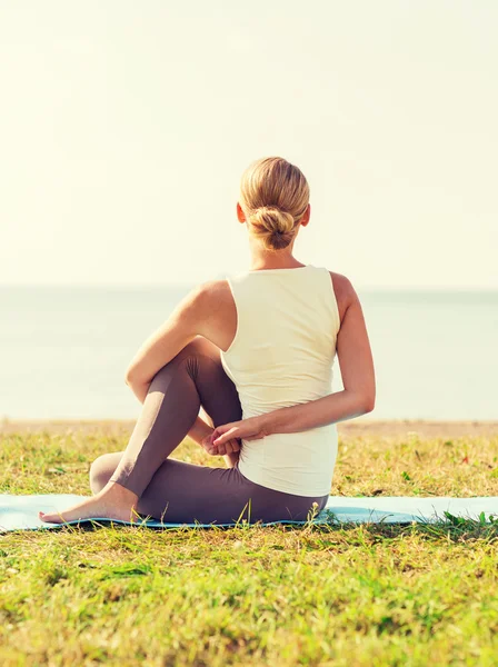 Frau macht Yoga-Übungen im Freien — Stockfoto