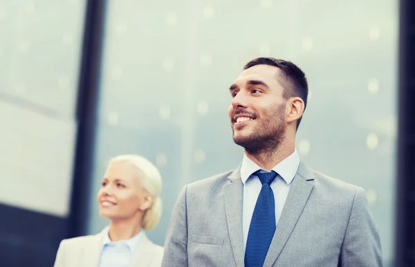 Nahaufnahme lächelnder Geschäftsleute — Stockfoto