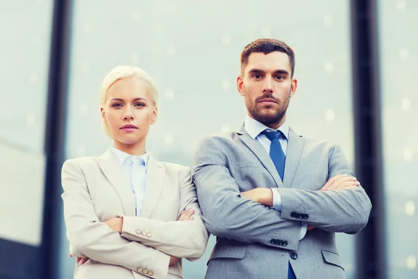 Hommes d'affaires sérieux debout au-dessus de l'immeuble de bureaux — Photo