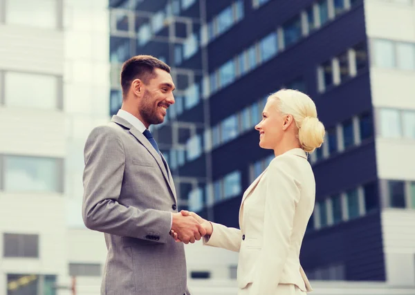 Smiling businessmen standing over office building — Stock Photo, Image