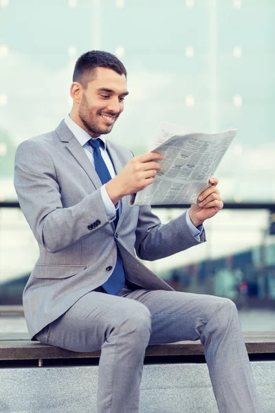 Junge lächelnde Geschäftsmann Zeitung im Freien — Stockfoto