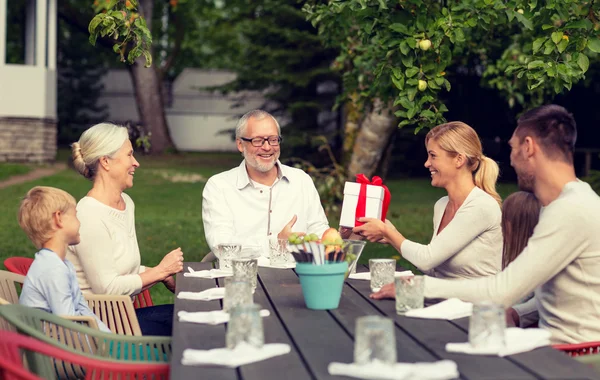 Família feliz ter jantar de férias ao ar livre — Fotografia de Stock