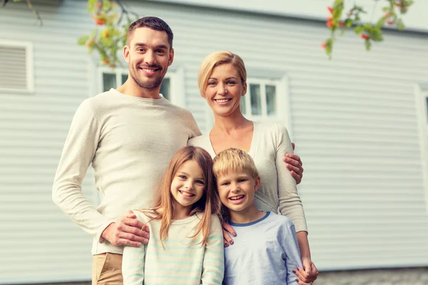 Щаслива сім'я перед будинком на відкритому повітрі — стокове фото