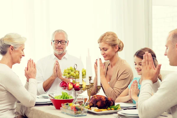 Lachende familie vakantie diner thuis hebben — Stockfoto