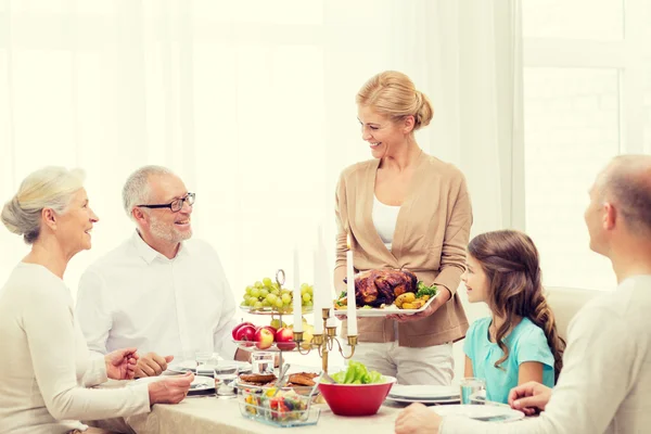 Leende familj att ha semester middag hemma — Stockfoto