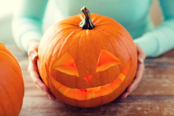 Close up of woman with pumpkins at home — Stock Photo, Image