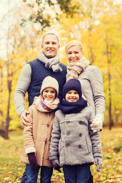 Sonbahar parkında mutlu bir aile — Stok fotoğraf