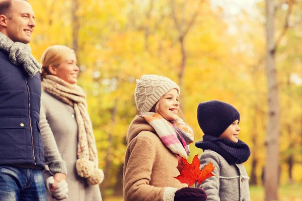 Lycklig familj i höstparken — Stockfoto