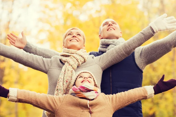 Familia feliz divertirse en el parque de otoño —  Fotos de Stock