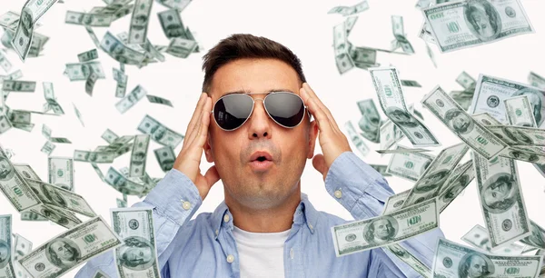 Homem surpreso sob dólar chuva dinheiro — Fotografia de Stock