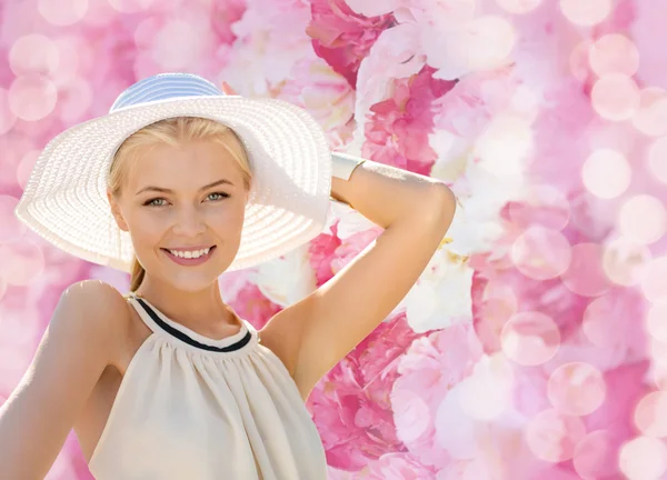 Beautiful woman enjoying summer outdoors — Stock Photo, Image