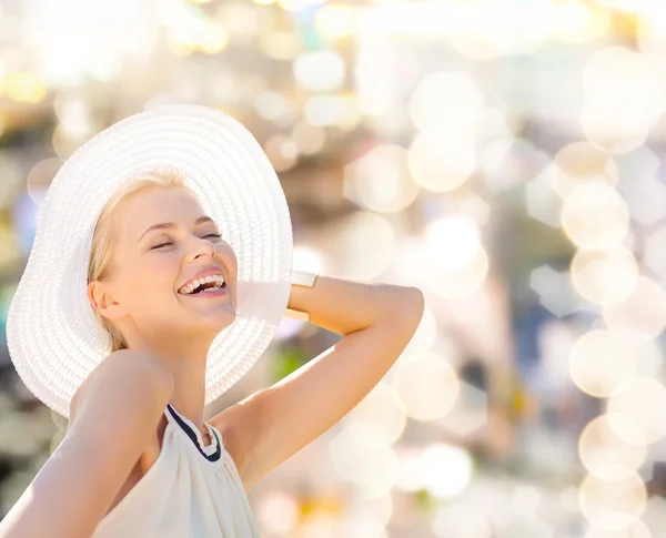 Schöne Frau genießt den Sommer im Freien — Stockfoto