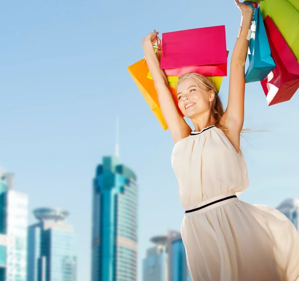 Donna con shopping bags — Foto Stock