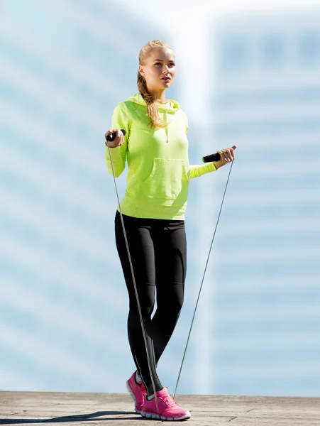 Mujer haciendo deportes al aire libre — Foto de Stock