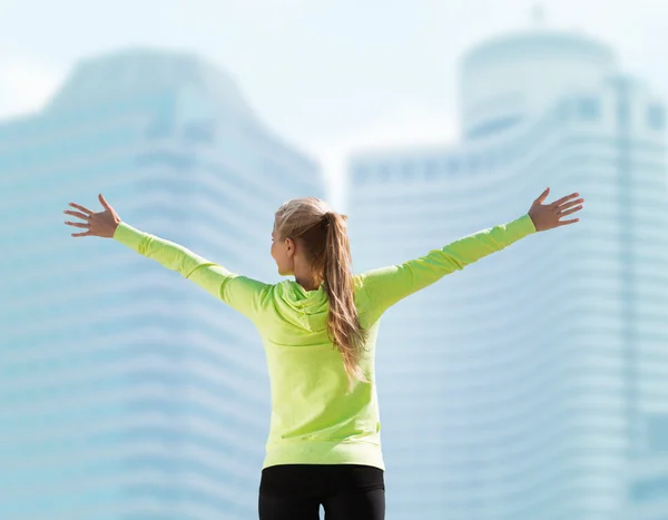 Mujer haciendo deportes al aire libre — Foto de Stock