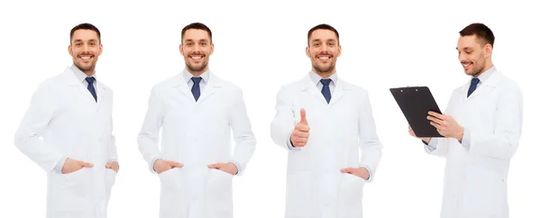 Zufriedene Ärzte mit Klemmbrett, das Daumen nach oben zeigt — Stockfoto