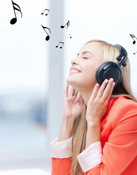 Mulher com fones de ouvido — Fotografia de Stock